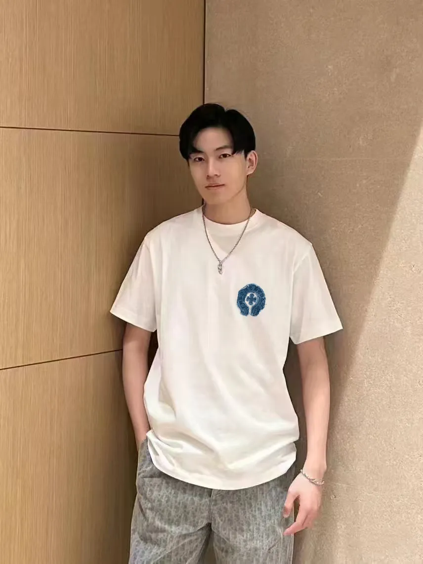 P190 Chrome Hearts CH Cross 26SS New product is hot at the same time💥 Early spring classic style Multiple craftsmanship Denim patch on the chest Horseshoe cross 🪡 Embroidery Large logo cross on the back Horseshoe denim patch Sanskrit ✝️🪡 Embroidery Round neck short-sleeved T-shirt, hot style, a style that both men and women like, same style for men and women, 100% chance of turning heads when wearing it! It’s all about being handsome. The designer’s classic sense is precisely grasped. The whole piece of clothing is heavy. Industrial washing process. Ready-made garments are dyed + sprayed for a horse effect. The double-wash process is very recognizable. It uses heavy washing to make it distressed. The edges of the patch are slightly rolled and naturally distressed. It has a three-dimensional sense of layering and a little damage. It is very visually lethal. It adheres to Kroxin's consistent rough style. The chest and back are large, and the horseshoe flower printed patch pattern is embroidered and decorated. It is also decorated with silver metal engraved distressed buttons. The classic elements full of brand recognition instantly enhance the overall sense of grade and specification. Its texture is quite high-end! The overall feeling is high-end, simple and elegant, with silver hardware accessories, a full set of customized accessories, and the pattern of the entire dress is all decorated with patchwork three-dimensional embroidery technology, which is the finishing touch of the entire dress. The design on the back is even more eye-catching! ! This full back is so cool, it’s full of design, and the overall upper body style highlights fashion and individuality. Wearing it together as a couple is even more popular on the street. I recommend the early autumn sweatshirt! ! The fabric is a unique 320g 100% cotton, which is skin-friendly, breathable, warm to the touch, has a strong texture, and has smooth lines. It can be called a back killer, which has very strict requirements on craftsmanship and cost. The smooth neckline, flat cuffs and hems, the stitches are large and tight, tight and orderly, and the details are perfect. The consistent OS version can be worn alone or layered. It is very casual, but very iconic! It is simply the flagship of high-end trendy brands and must be included in your wardrobe. It has the American fashion spirit of freedom and individuality, and is highly recognizable and stylized! Color: Black White Size: S-XL Size chart: S: Shoulder width 50-Bust 56-Length 70 M: Shoulder width 52-Bust 57-Length 72 L: Shoulder width 54-Bust 59-Length 74 XL: Shoulder width 56-Bust 62-Length 76